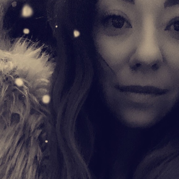 Meet your Posher, Amanda - Picture 2 of 2